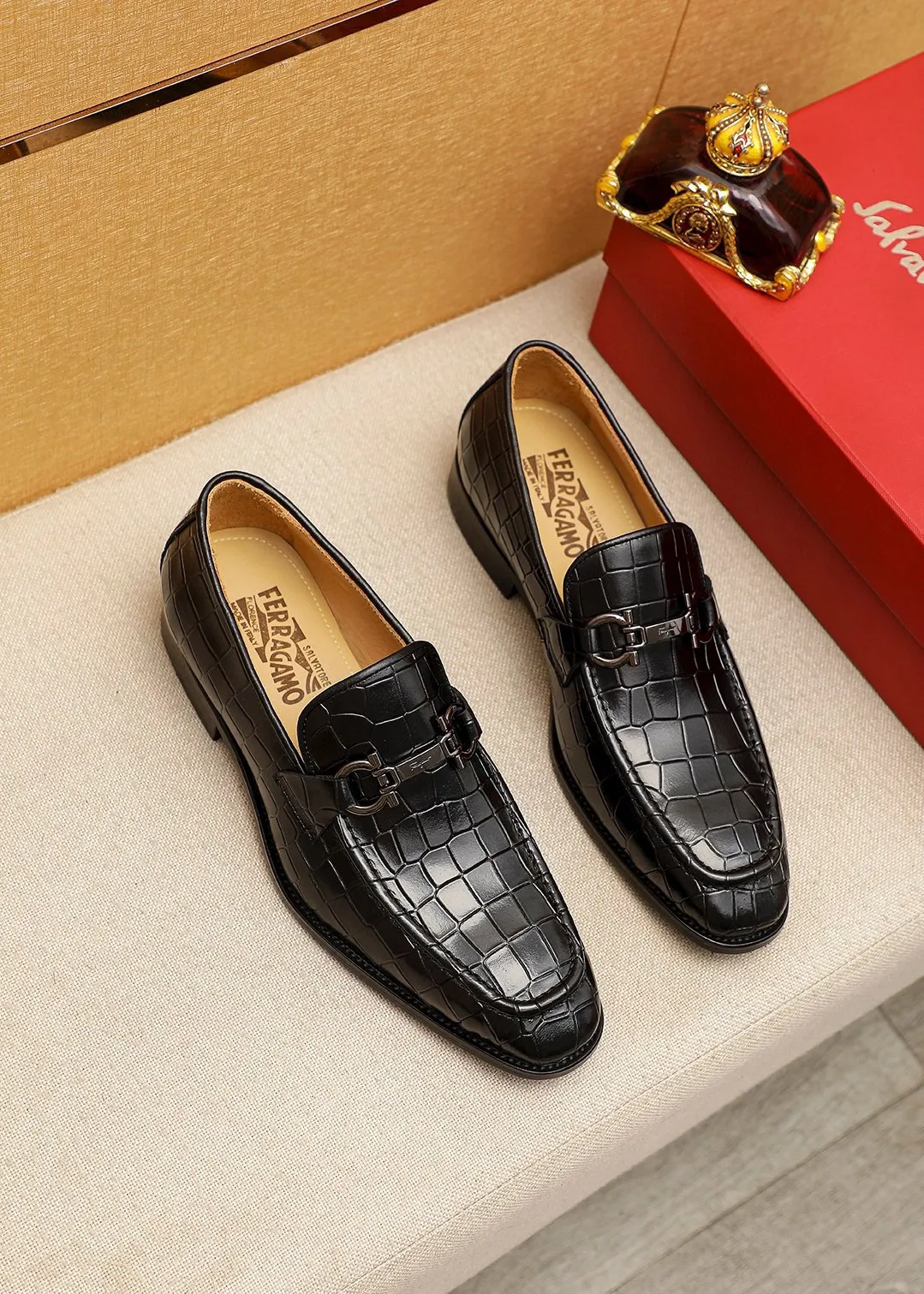 Men's shoes 💰460 💐 Product trademark: Ferragamo "Ferragamo" casual leather shoes Regular size: 38-44 (45.46🉑️customized) Product materials: Selected imported first-layer open-edge beaded cowhide floral upper + luxury hardware buckle, imported water-dyed cowhide leather lining. Strong three-dimensional visual effect, original outsole color: 2 colors available